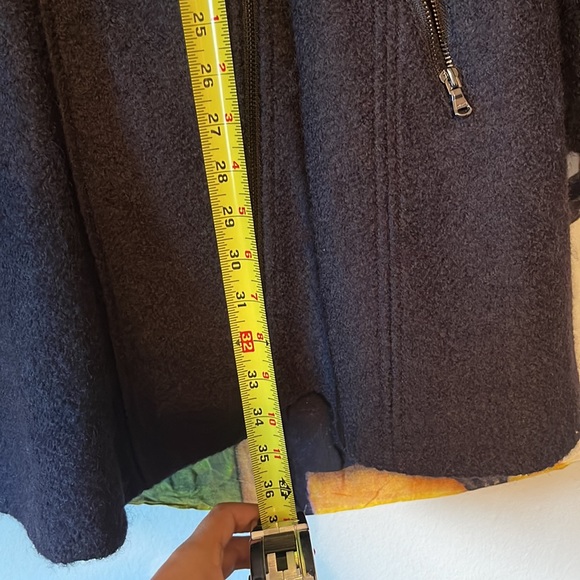 Guess coat women xl. Great fit curves to your body. Gently used. Good condition - Picture 2 of 7